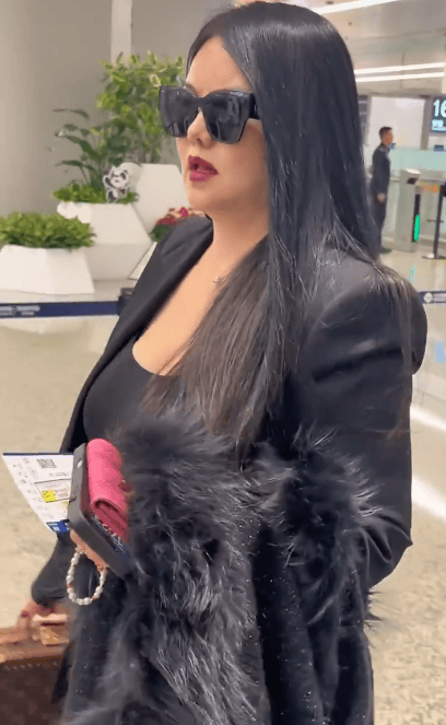 李湘机场被贴脸开大 被问是否看到模仿自己的网友