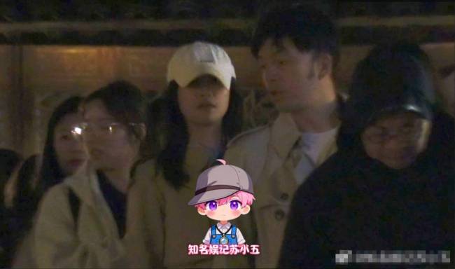 蓝盈莹与男子同吃一碗蛋糕 疑似最新恋情曝光