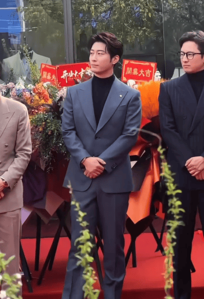 窦骁辟谣与何超莲离婚后首现身 戴着婚戒状态不错