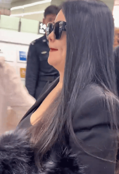 李湘机场被贴脸开大 被问是否看到模仿自己的网友