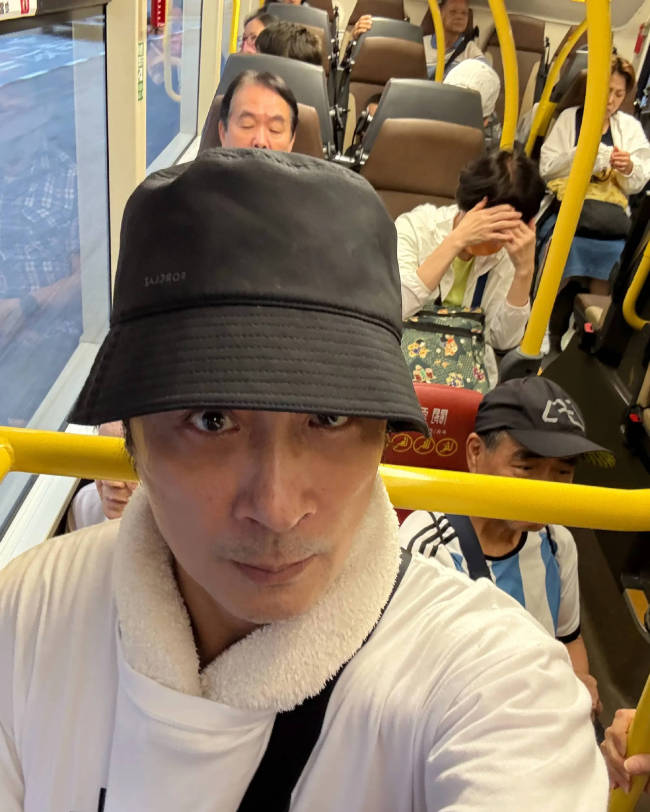 63岁吴镇宇刷老年卡坐公交被司机质疑