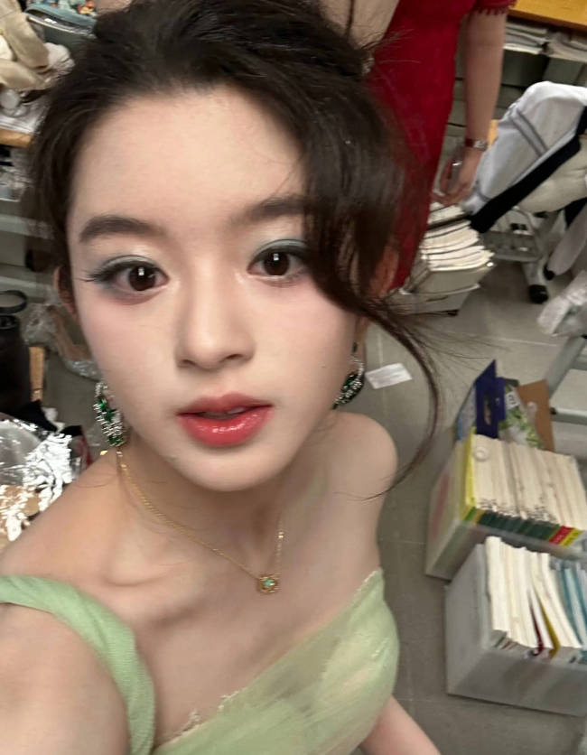 黄杨钿甜时隔六个月更新社交平台 晒自拍状态不错