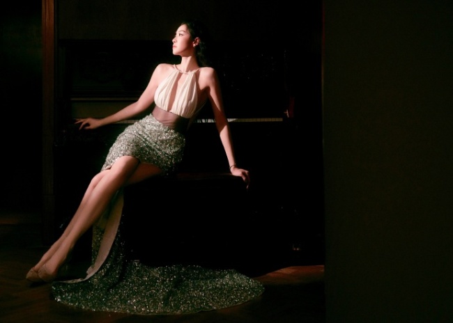 宋茜穿亮片露背裙性感美艳 四肢纤细锁骨诱人