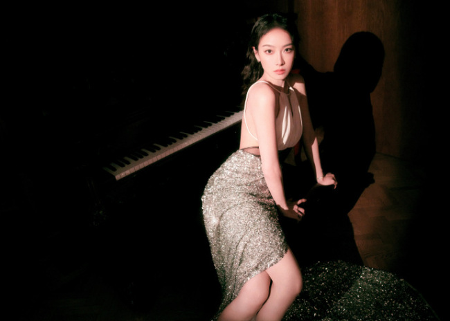 宋茜穿亮片露背裙性感美艳 四肢纤细锁骨诱人