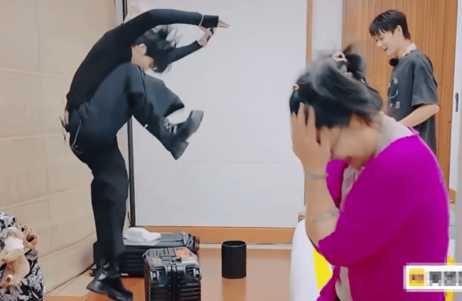 何赛飞因行李箱被踹坏爆哭！柯淳：谢谢何老师包容