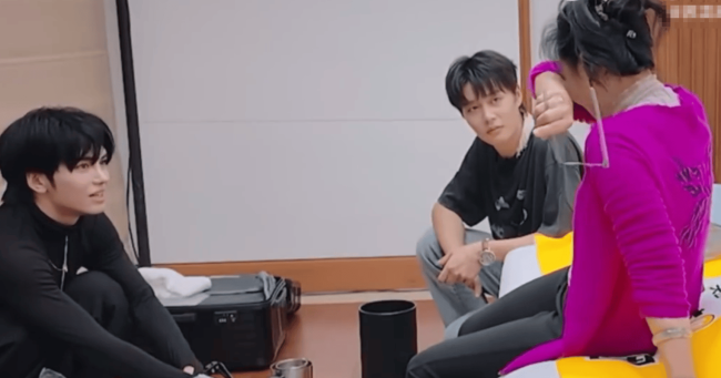 何赛飞因行李箱被踹坏爆哭！柯淳：谢谢何老师包容