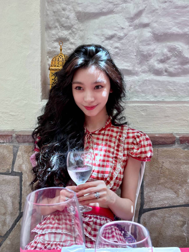 胡彦斌晒照为妈妈庆生!网友称其妈妈像老版易梦玲