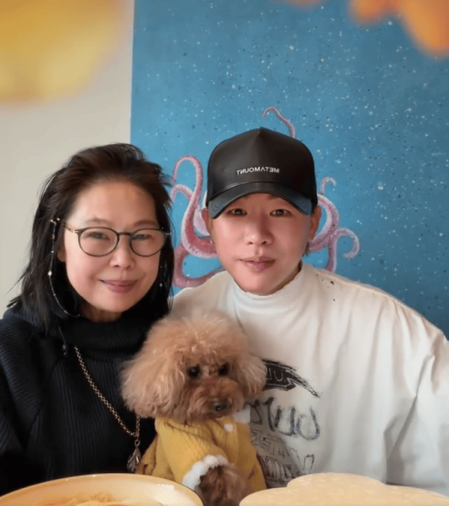 胡彦斌晒照为妈妈庆生!网友称其妈妈像老版易梦玲