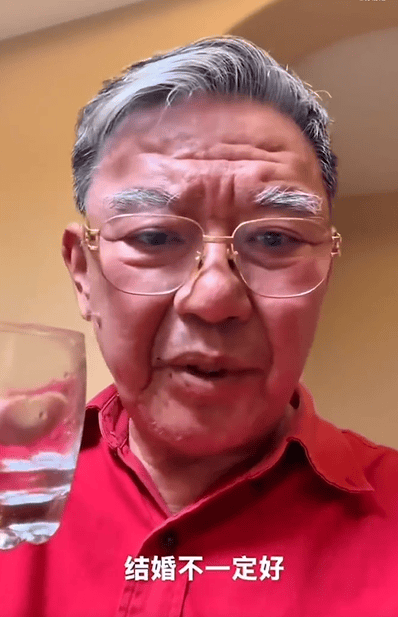 老戏骨李立群回应三个孩子都没结婚:结婚不一定好