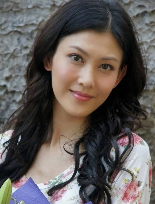 李彩桦回应与前夫黄彦书的婚姻:前夫不许她拍吻戏