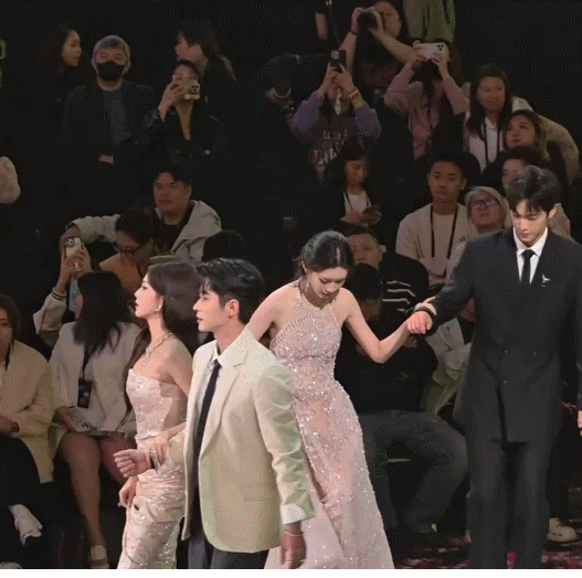 孟子义回应上台时不小心摔倒一事：太丢人了