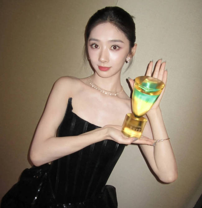 王影璐发文回应“抢座位”争议:初来乍到也不敢