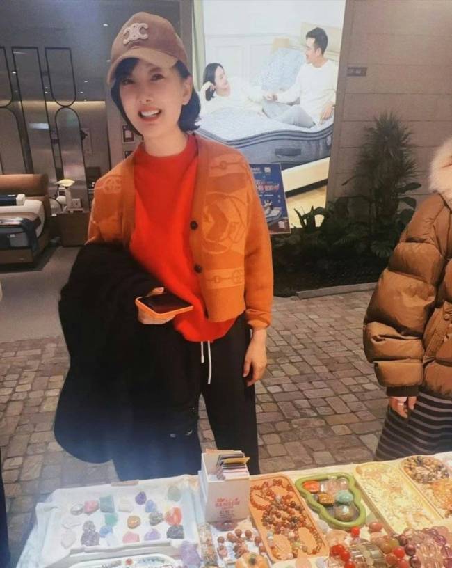 53岁牛莉近照曝光！大方与路人合影笑容温柔气质好