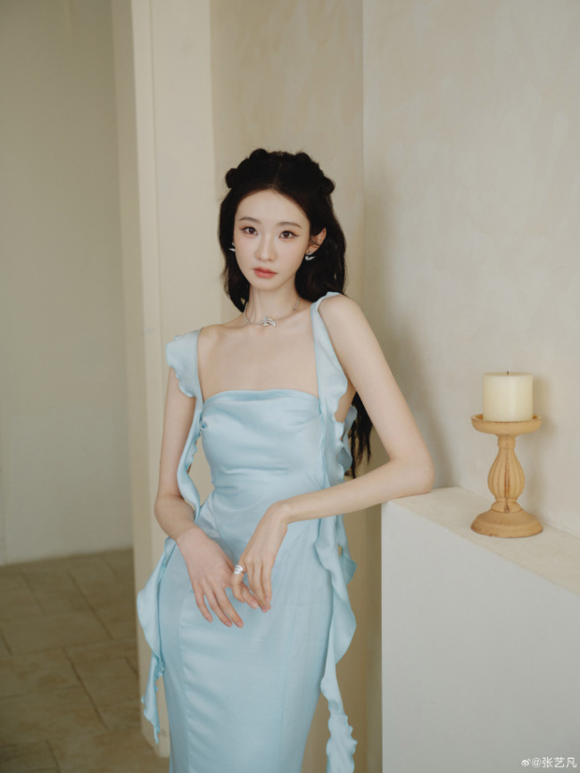 张艺凡穿淡蓝长裙温柔娇俏 抬眸浅笑慵懒又松弛