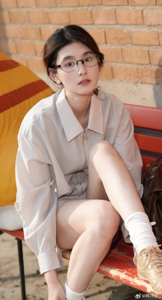 夏日氛围感拉满！韩沛颖晒秋千随拍尽显少女气质