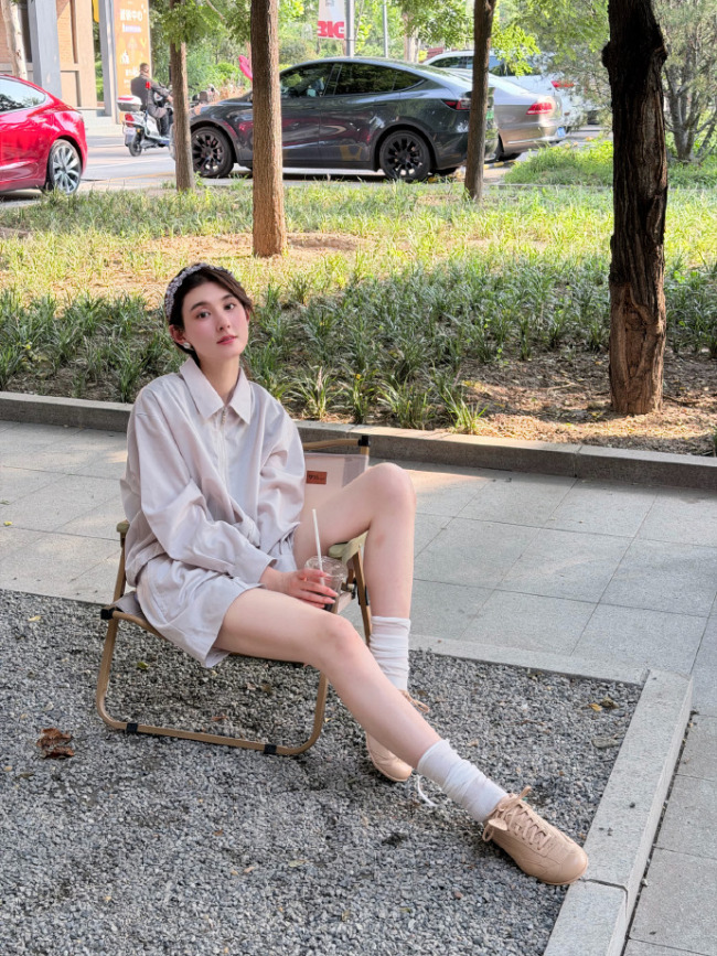 夏日氛围感拉满！韩沛颖晒秋千随拍尽显少女气质