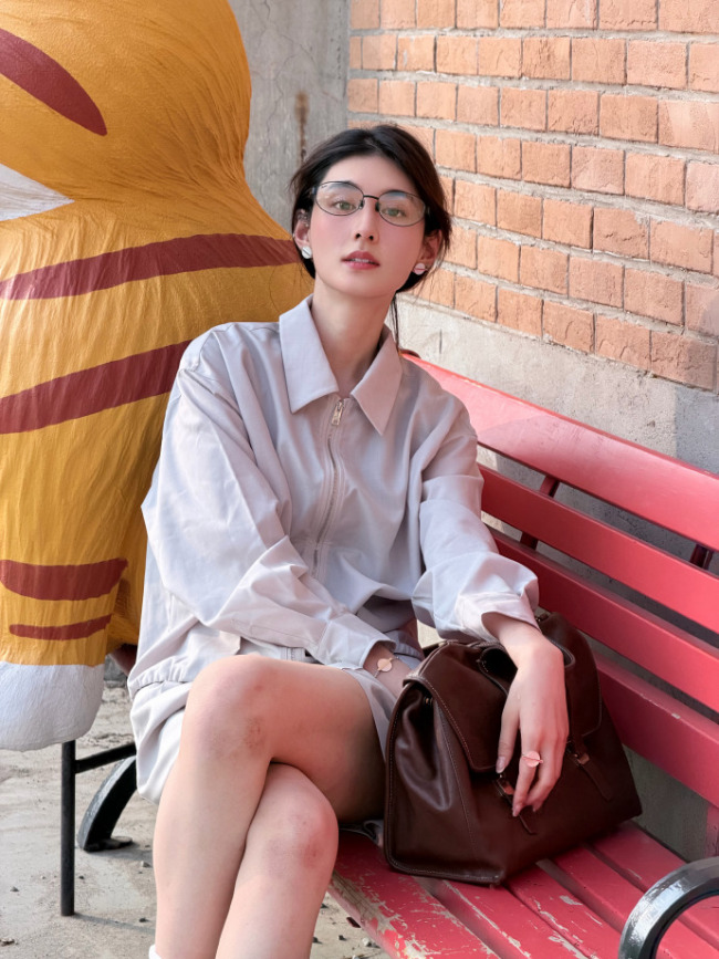 夏日氛围感拉满！韩沛颖晒秋千随拍尽显少女气质