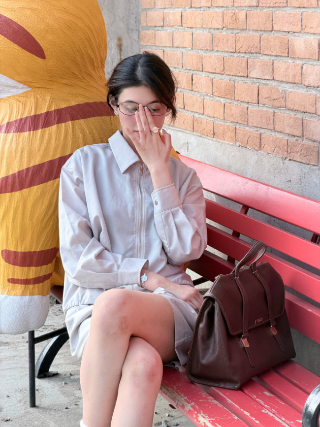夏日氛围感拉满！韩沛颖晒秋千随拍尽显少女气质