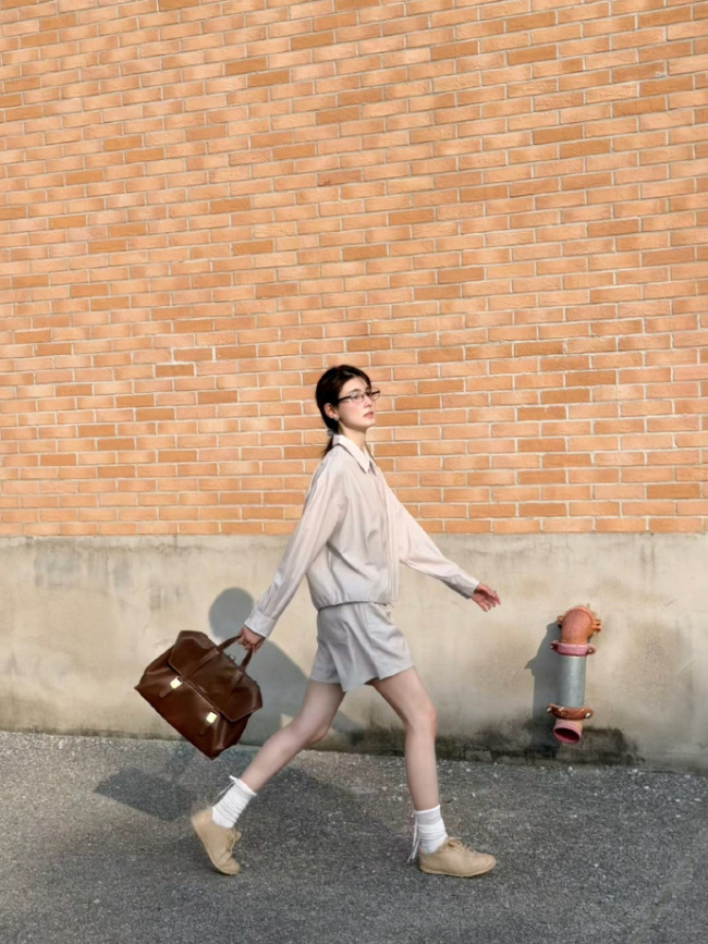 夏日氛围感拉满！韩沛颖晒秋千随拍尽显少女气质